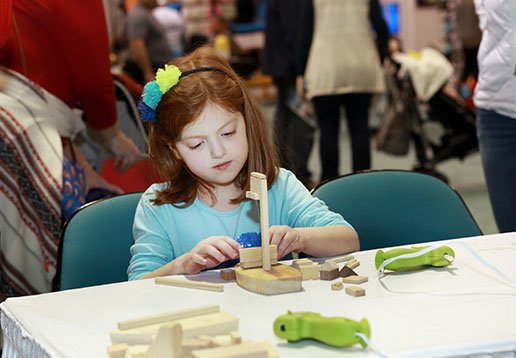 kids build a boat image